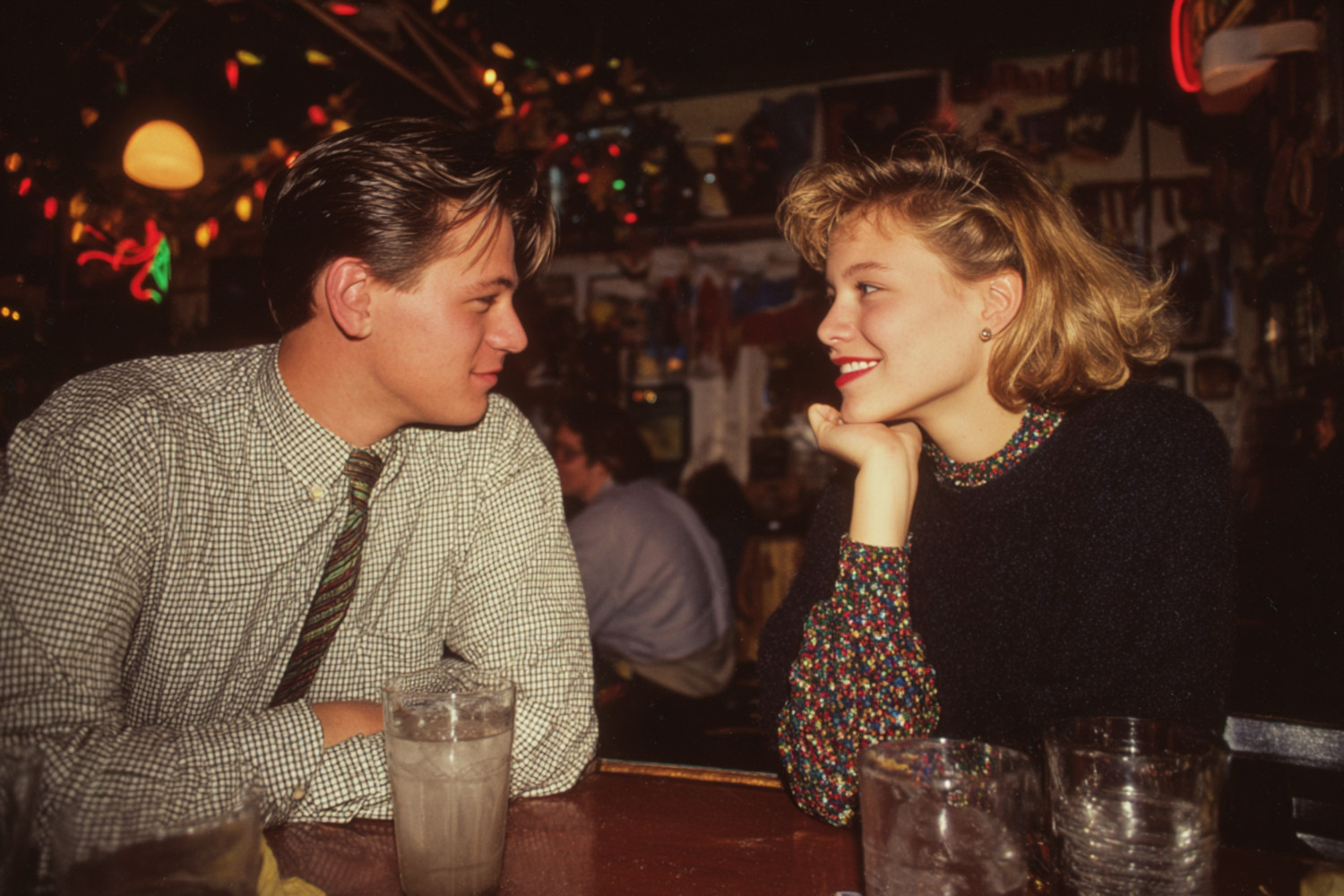 Ein Mann und eine Frau flirten in einem Club miteinander