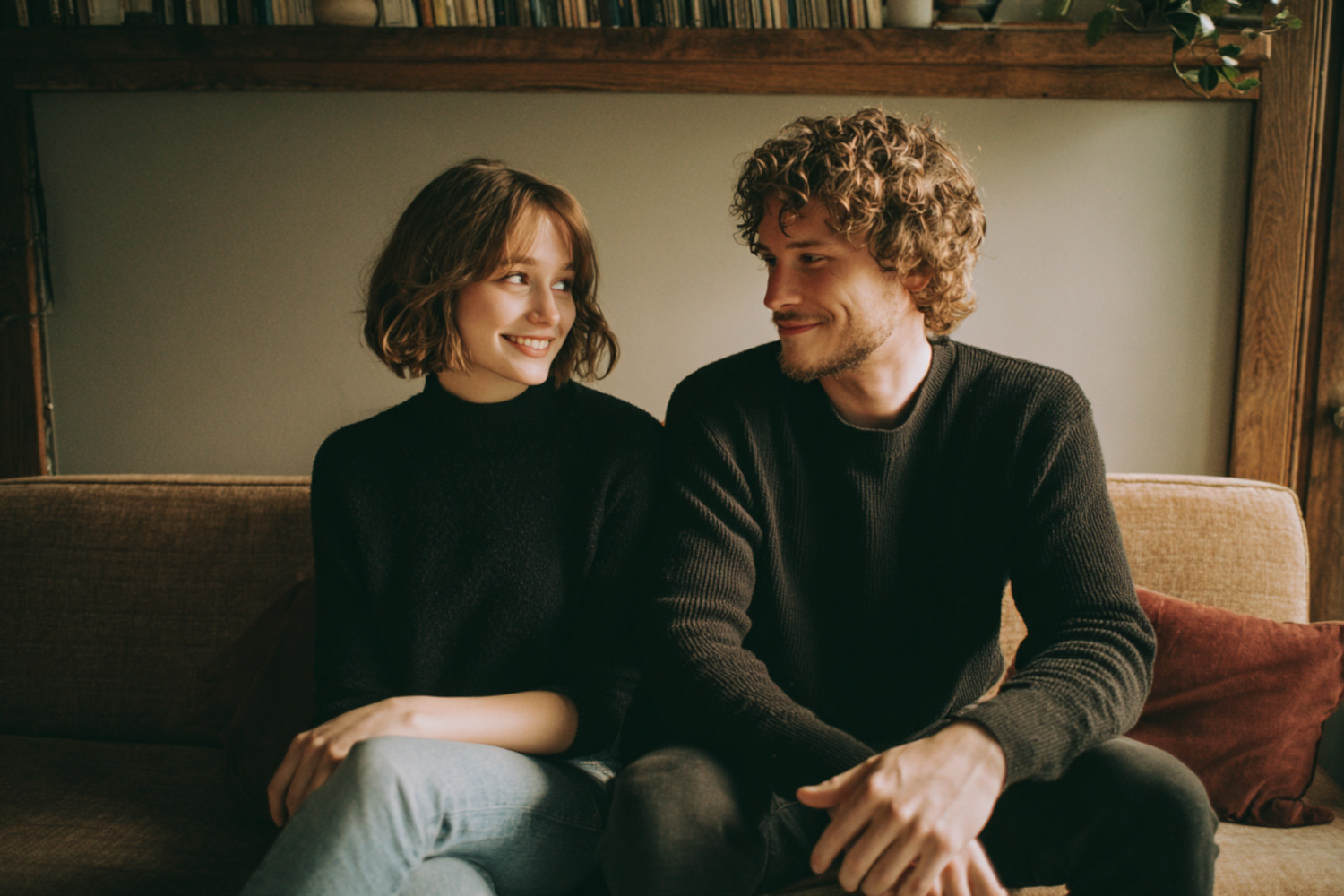 Ein Mann und eine Frau sitzen auf einem Sofa und schauen sich an