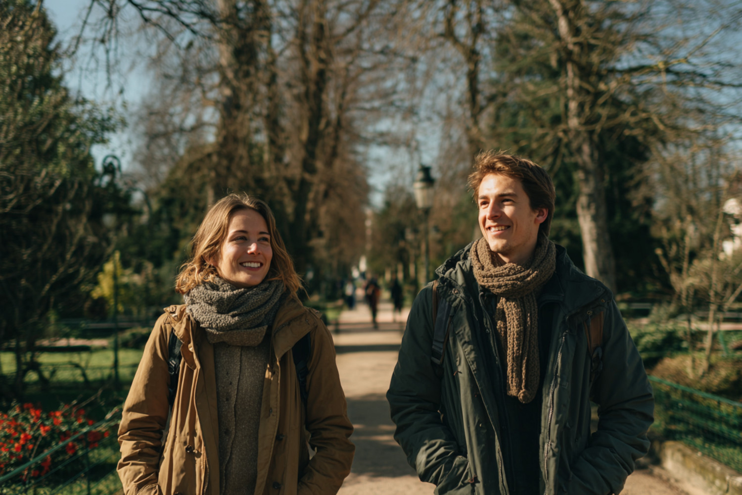 Ein Mann und eine Frau gehen gemeinsam im Park spazieren