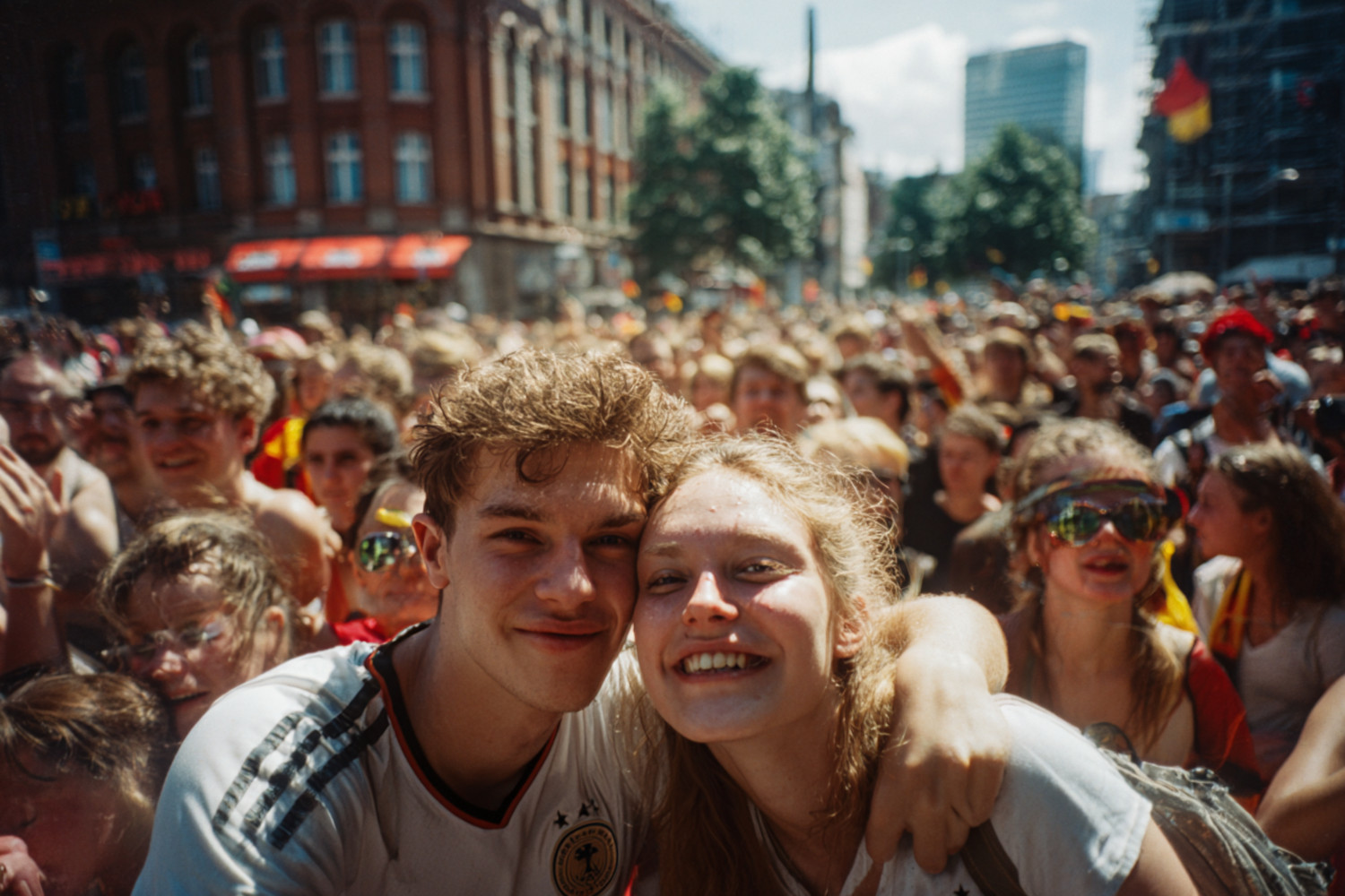 Ein Mann und eine Frau beim Public Viewing