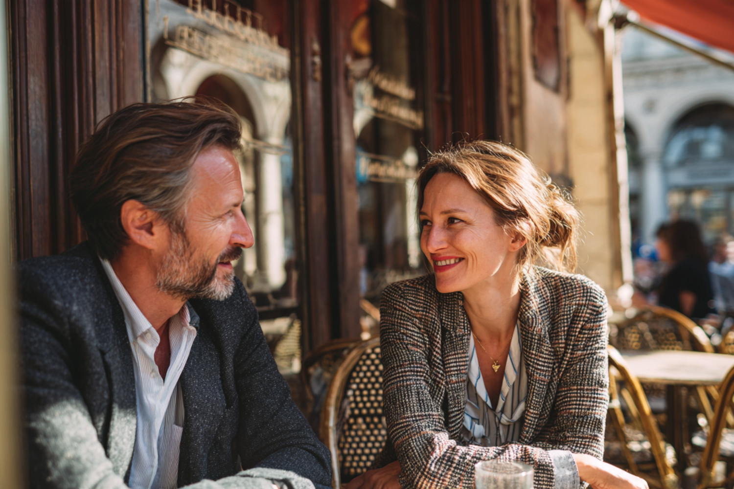 Ein Mann und eine Frau unterhalten sich vor einem Cafe