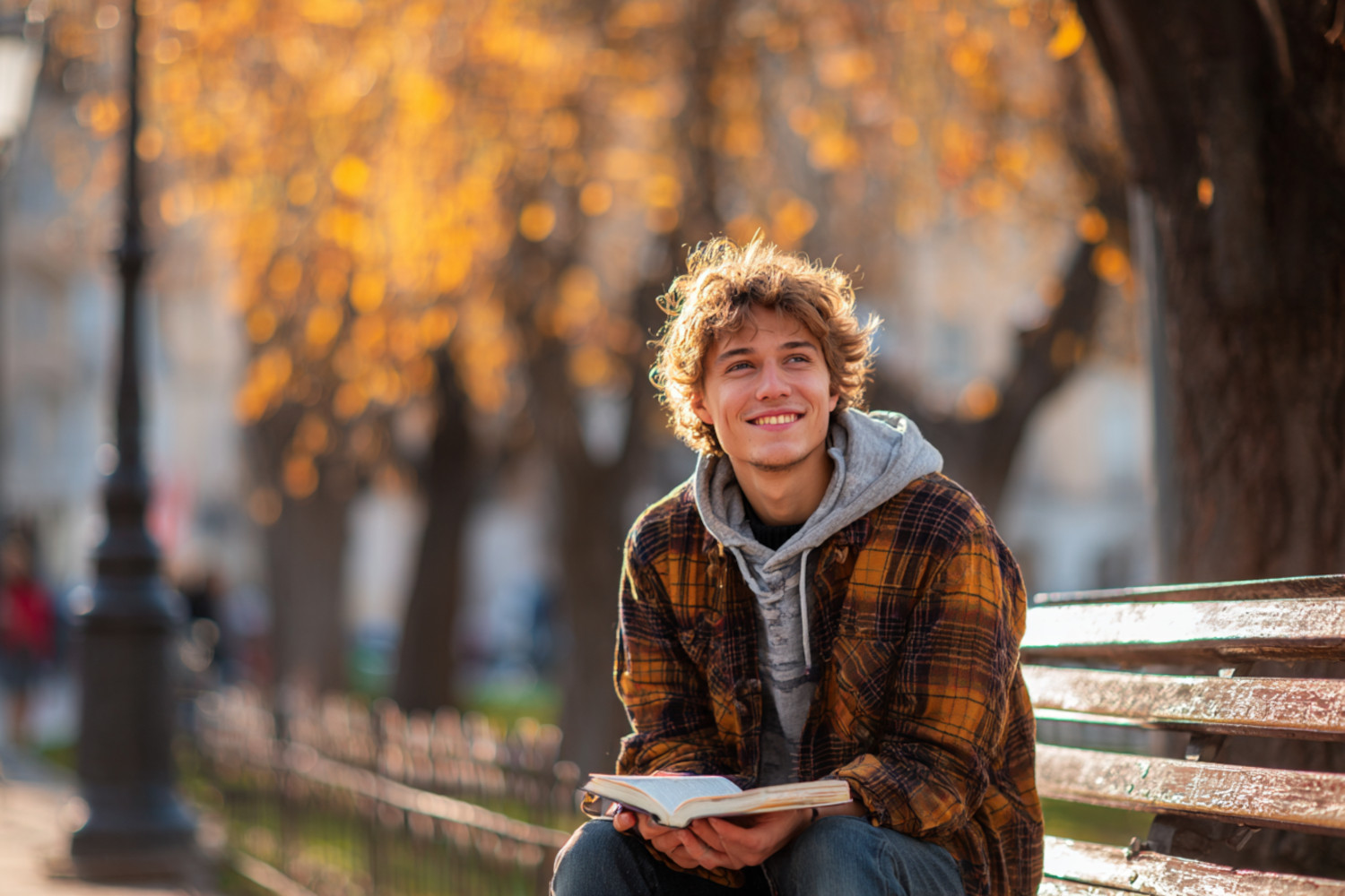 Ein Mann sitzt auf einer Bank in einem Park