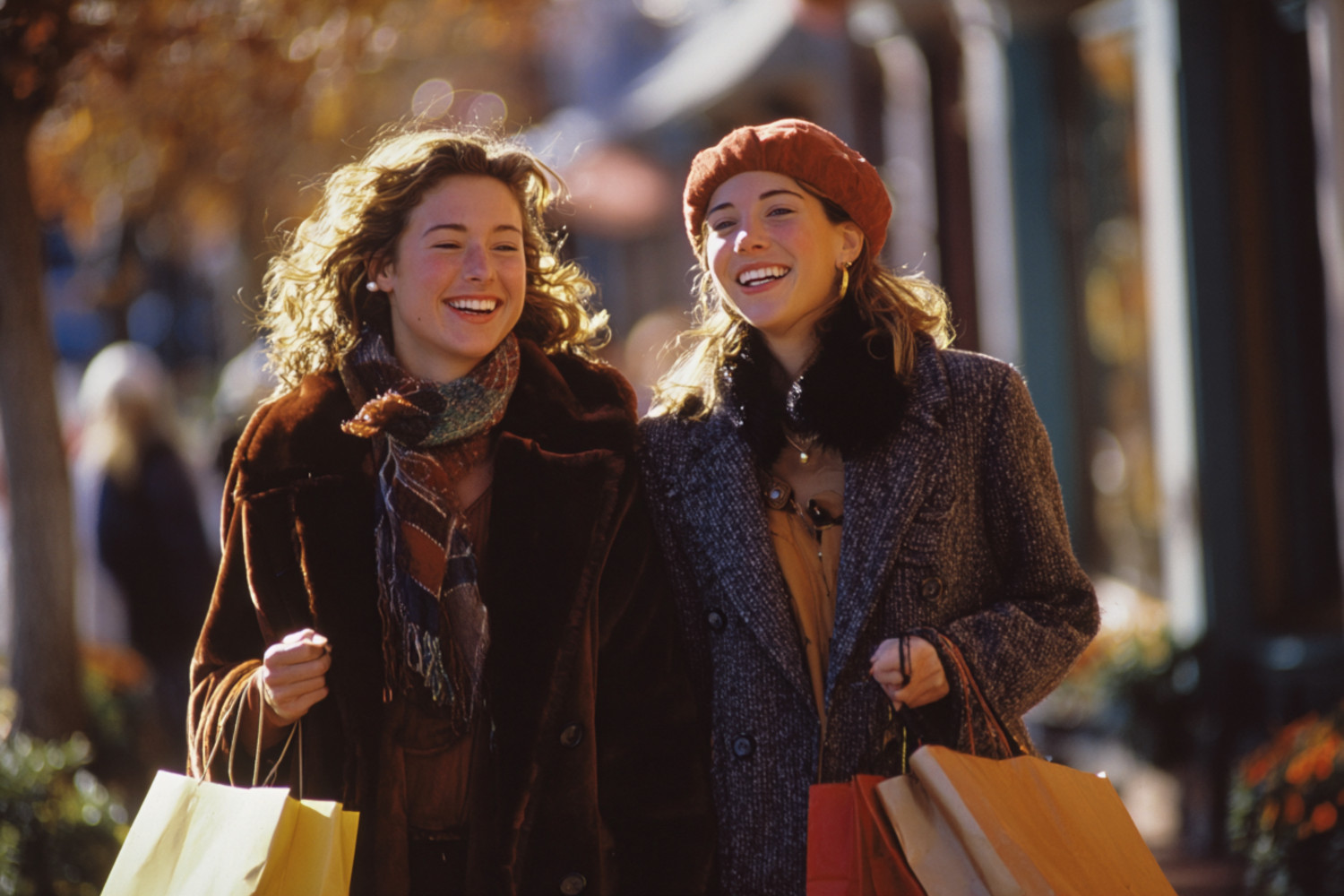 Zwei Frauen gehen zusammen shoppen