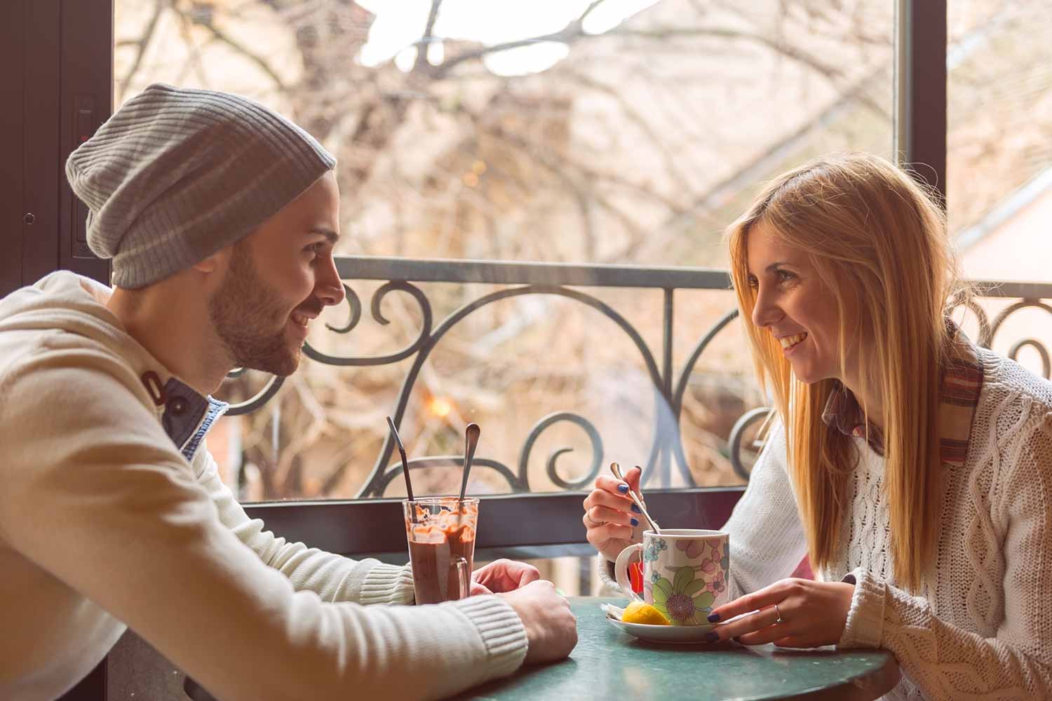 Lächelndes Paar, Mann und Frau, in einem Café