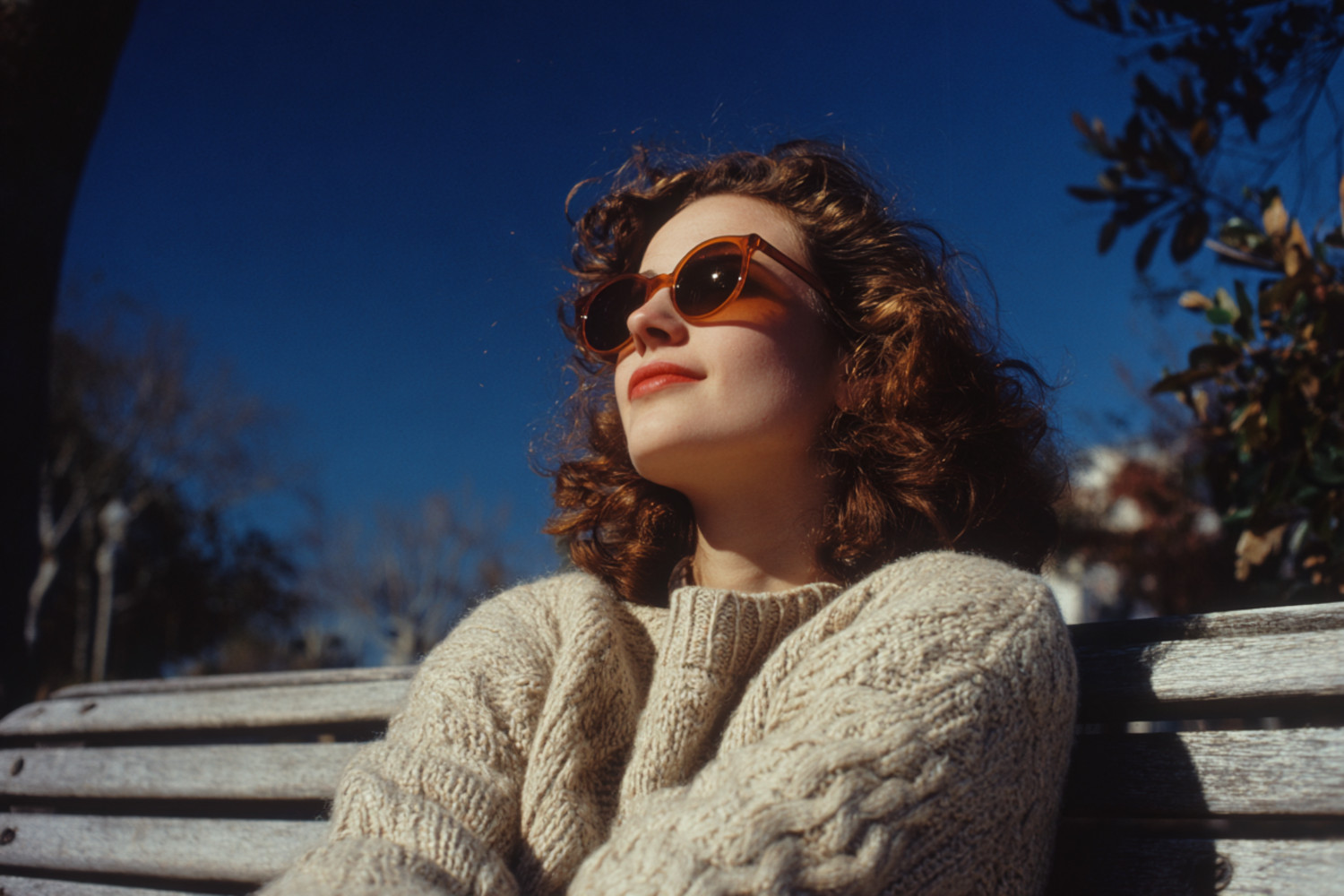 Eine Frau sitzt in der Sonne