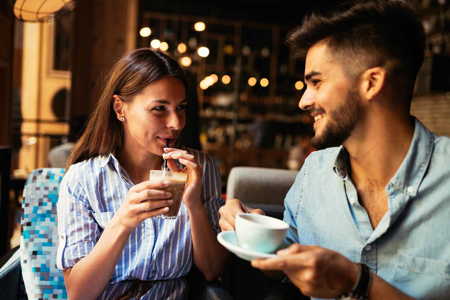 Junges, attraktives Paar beim ersten Date im Coffee-Shop